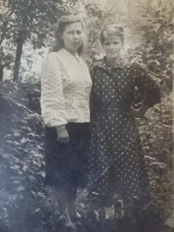 Фото из школьного музея. 1948 г. Андоралова О.А. справа.