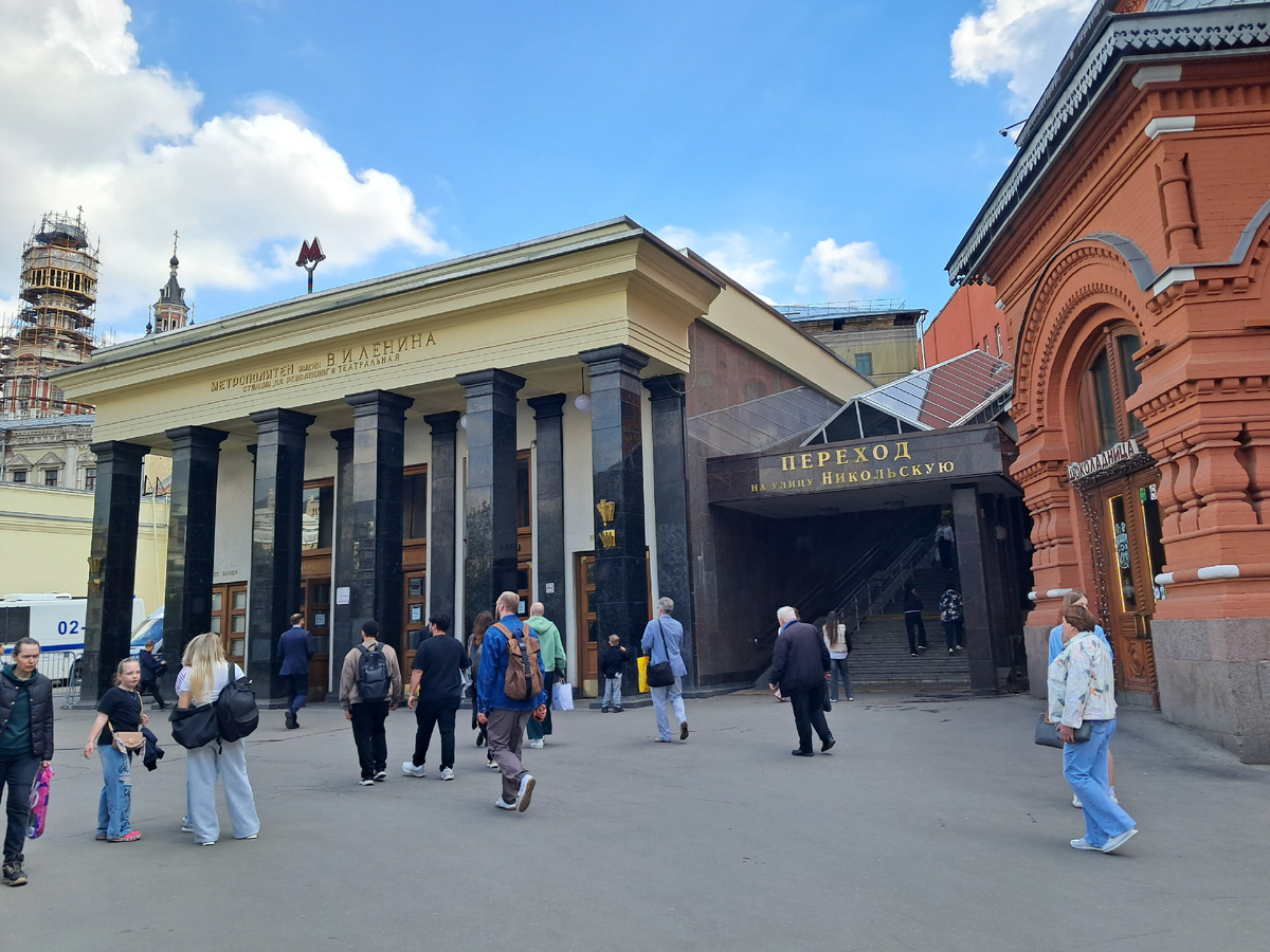 Станция Метро Театральная.