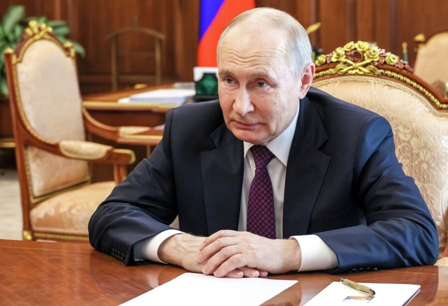    Президент РФ Владимир Путин во время встречи с Егором Ковальчуком в Кремле / Источник: © Михаил Метцель/РИА Новости/POOL