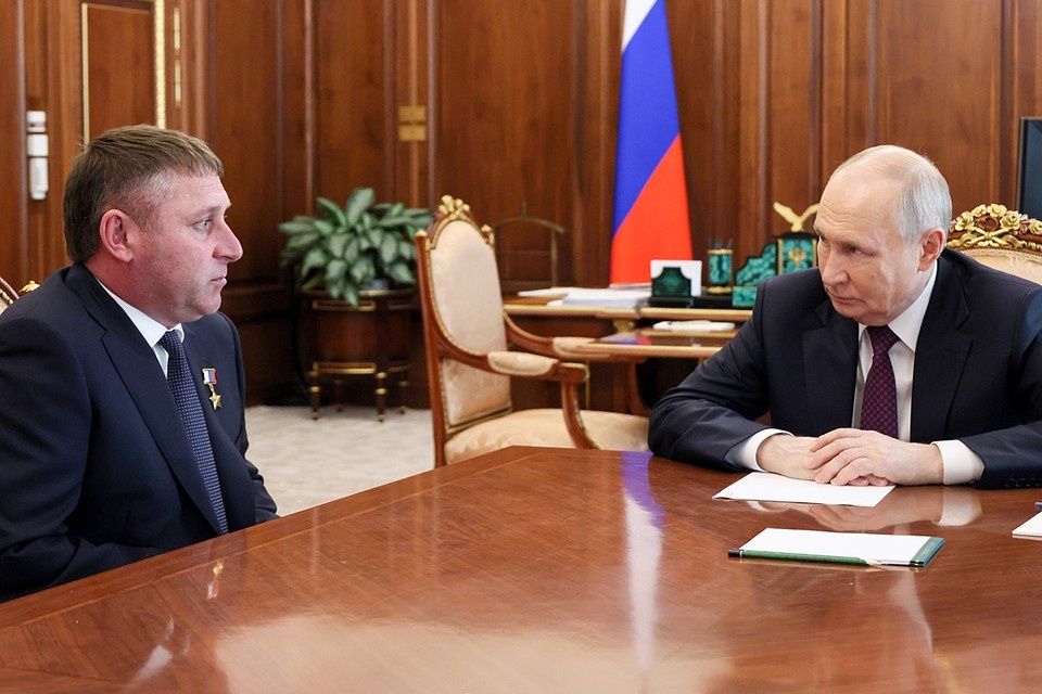    Владимир Путин и временно исполняющий обязанности губернатора Белгородской области Александр Шуваев во время встречи в Кремле. Фото Михаил Метцель/пресс-служба президента РФ/ТАСС