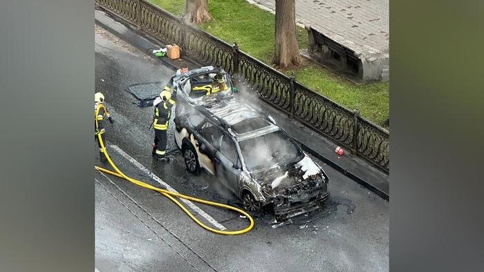Автомобиль, который взорвался в Киеве. Обложка © Telegram / Реальный Киев