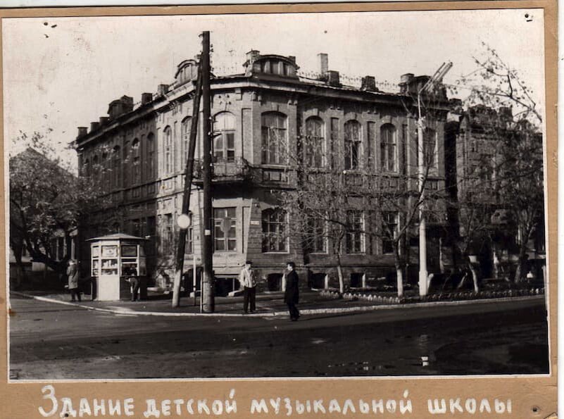 Здание школы искусств в Артемовске  находилось в центре города и представляло собой ансамбль из двух кирпичных исторических домов конца XIX века