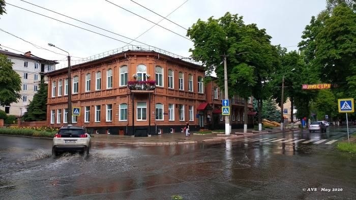 Попадая внутрь здания, появлялось стойкое ощущение, что ты попадаешь в старинную музыкальную шкатулку: тесные коридорчики, высокие двери, лепнина,  арочные окна и множество разнообразных звуков , доносящихся с разных сторон.