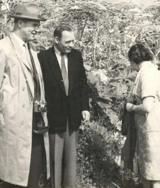 Петр Петрович Вавилов (крайний слева)автобиография П.П. Вавилова