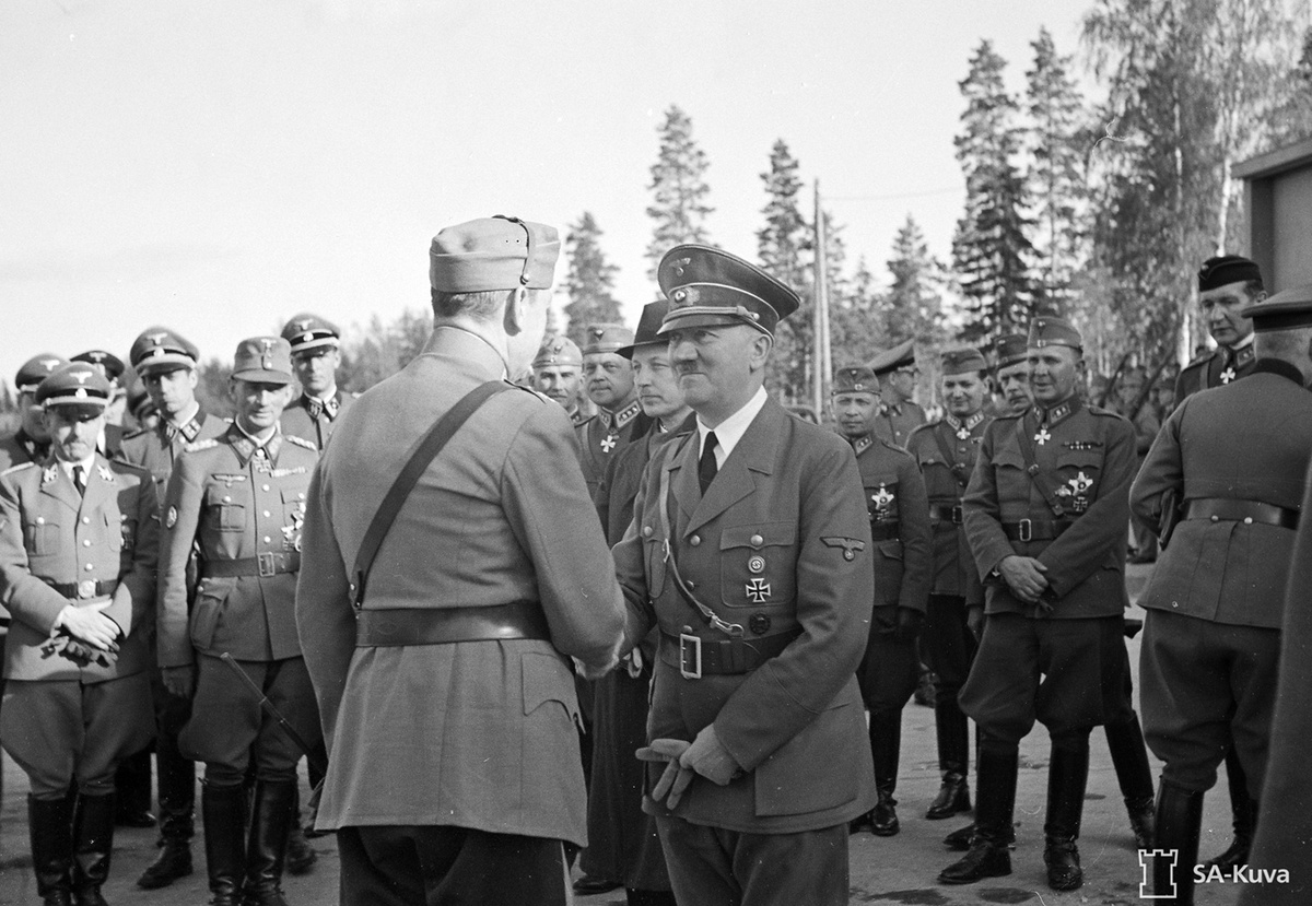 4 июня 1942 года. Финляндия. Адольф Гитлер и Карл Густав Маннергейм на аэродроме