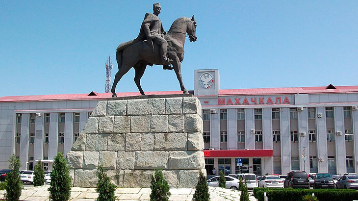Памятник Махачу Дахадаеву.