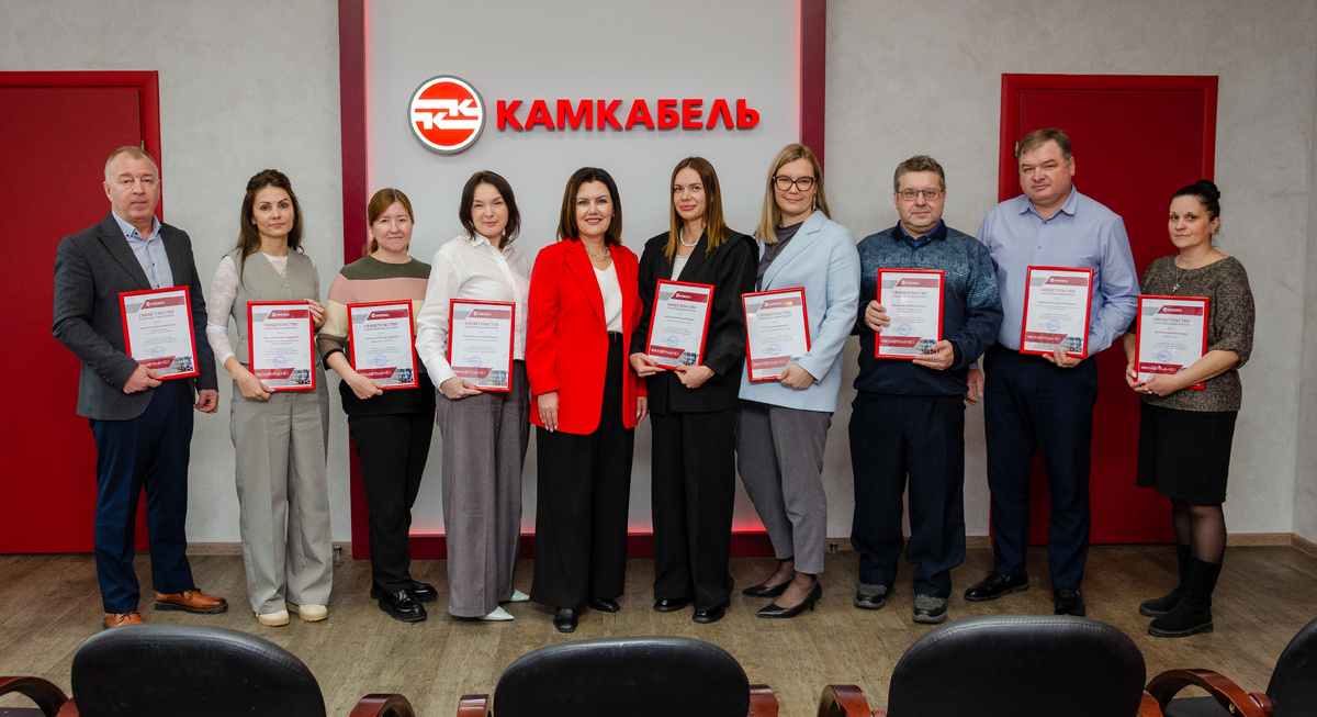 Сотрудники служб, чьи портреты занесены на заводскую Доску почета в День работника кабельной промышленности 25 октября 2025 г.
