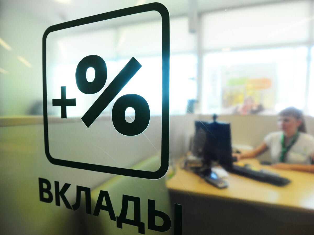    Сотрудница банка за работой в отделении Сбербанка России© РИА Новости . Алексей Сухоруков