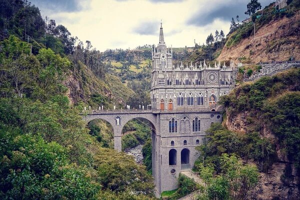 https://ru.wikipedia.org/wiki/Церковь_Лас-Лахас#/media/Файл:Santuario_de_Las_Lajas,_Ipiales,_Colombia,_2015-07-21,_DD_21-23_HDR.jpg