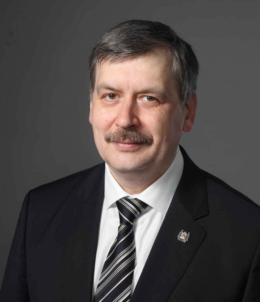 – Появилась идея рассказать о том, какую роль университет сыграл для тыла в годы войны. Про это коллектив сотрудников кафедры современной отечественной истории и студентов факультета под руководством Сергея Федоровича Фоминых написал следующую книгу – «С верой в победу! Томский университет в годы Великой Отечественной войны». Параллельно мы выявляли список ветеранов, и это было самым сложным, – рассказывает Сергей Некрылов.