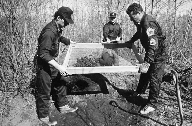 Криминалисты ищут тела на берегу реки Кник на Аляске, апрель 1984 года