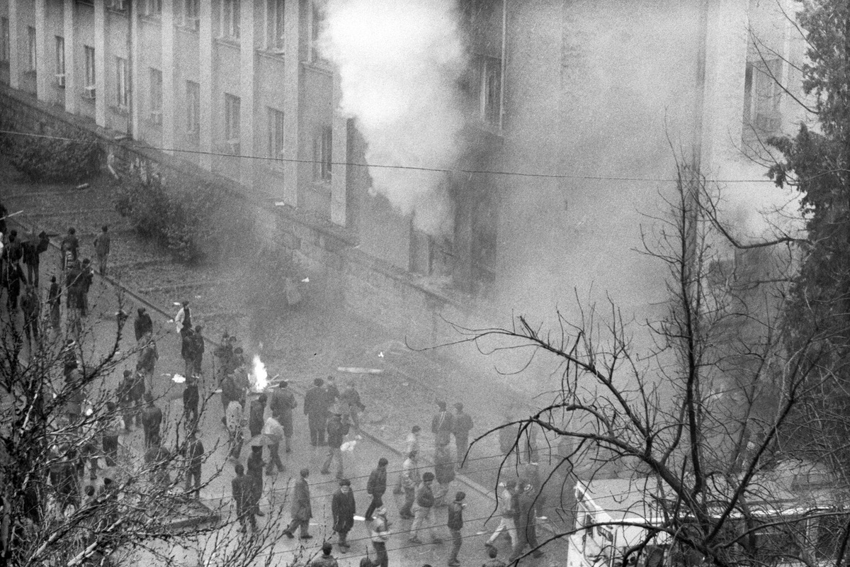В 90-ых в быших республиках СССР начались гонения на русских. На фото беспорядки у здания минводхоза в Душанбе, Таджикистан. 