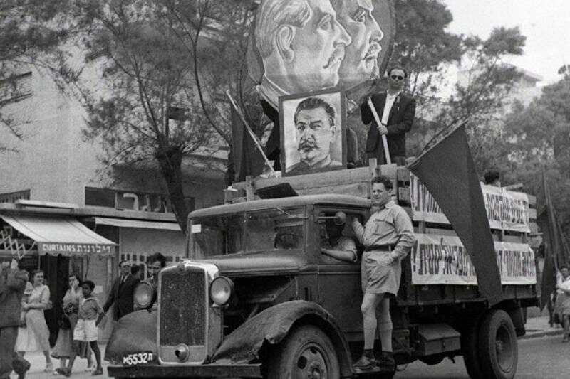В конце 1940-х годов портреты Сталина были обязательным атрибутом всех праздников в Израиле.
