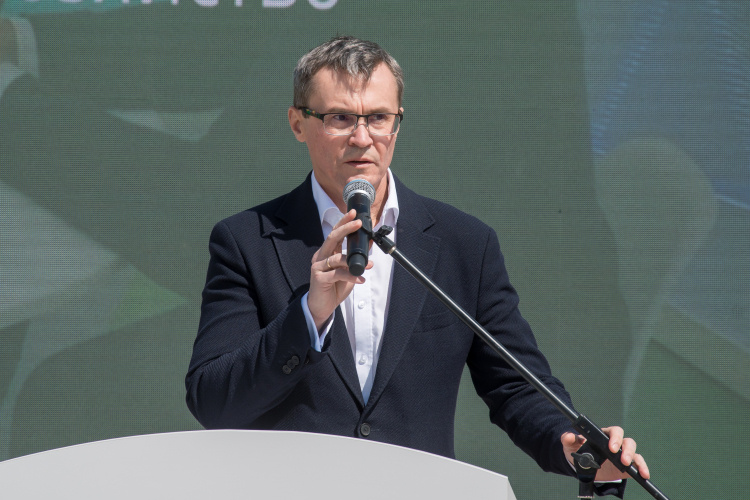    Дмитрий Макаров: «Как только люди начинают получать больший доход, они больше едят мяса, меньше едят зерновых продуктов. К чему это приводит? К росту производства мяса, яиц и аквакультуры. Соответственно, растет потребность в кормах».   
Фото: «БИЗНЕС Online»