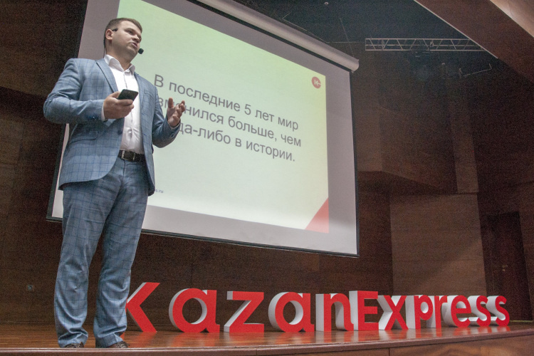    Линар Хуснуллин известен прежде всего как создатель KazanExpress — маркетплейса, который он первым в России выстроил по модели, позже подхваченной Ozon и Wildberries.   
Фото: «БИЗНЕС Online»