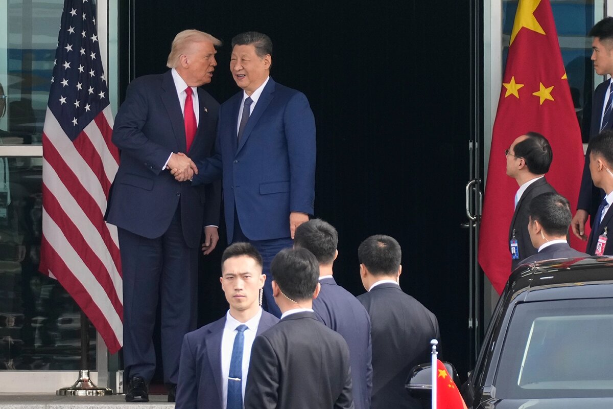   Mark Schiefelbein / AP- Дональд Трамп и Си Цзиньпин перед началом переговоров между США и Китаем в международном аэропорту Кимхэ в Пусане. Южная Корея, 30 октября 2025 года