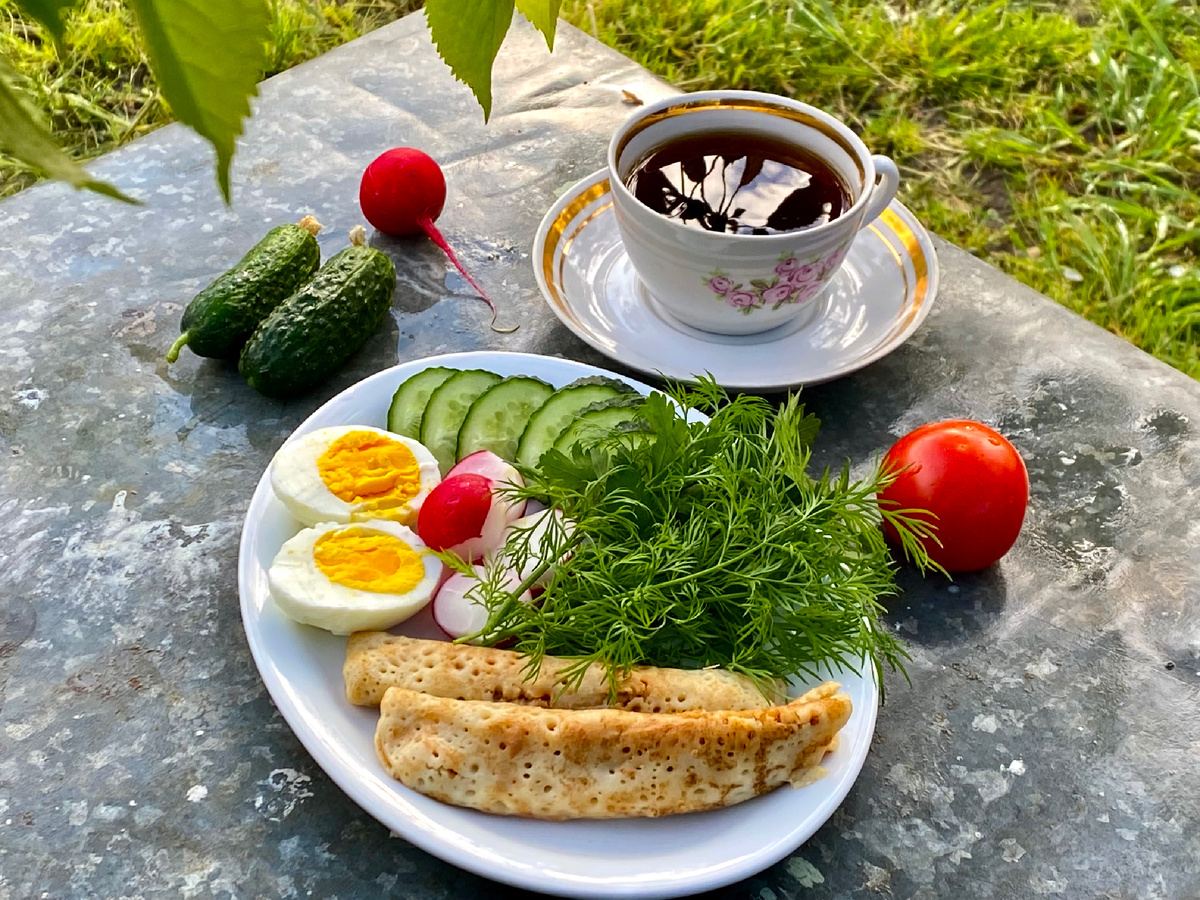 Еда, приготовленная в саду, кажется намного вкуснее, хотя сил хватает только на самые простые блюда
