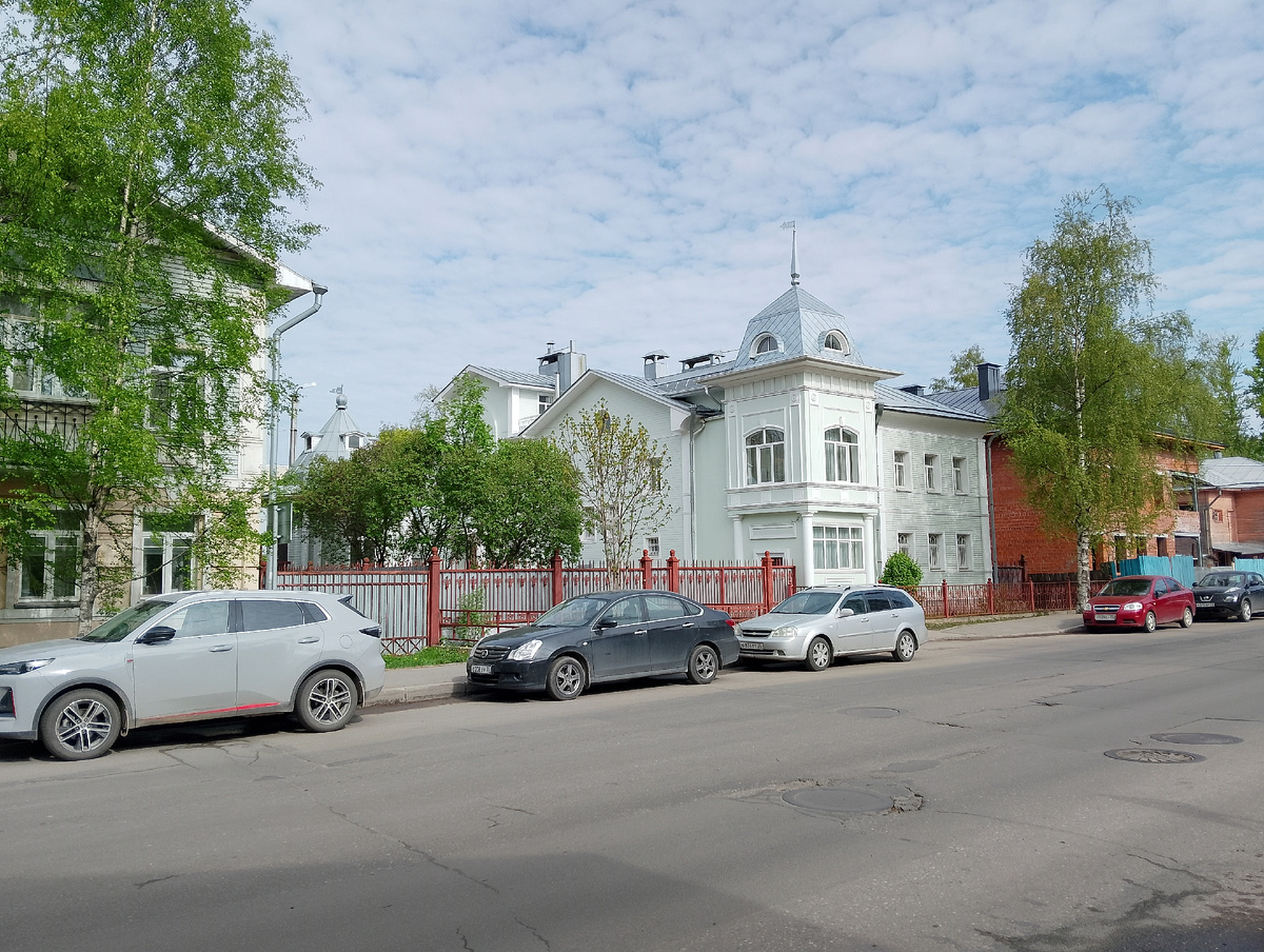 Сколько раз бегала по этой улочке, но не обращала внимания на этот флигель-башенку. А, может, и обращала, но не акцентировала внимание. Это из новостроя. Центр города. Земля здесь дорогая. А красиво жить не запретишь 😉. Фото автора 