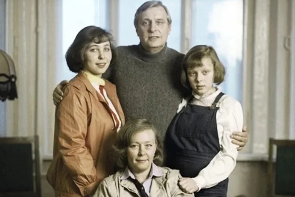   Олег Валерианович, Галина Евгеньева и их две дочери Ольга (слева) и Ксения (справа). Фото: mironov-theatre.ru