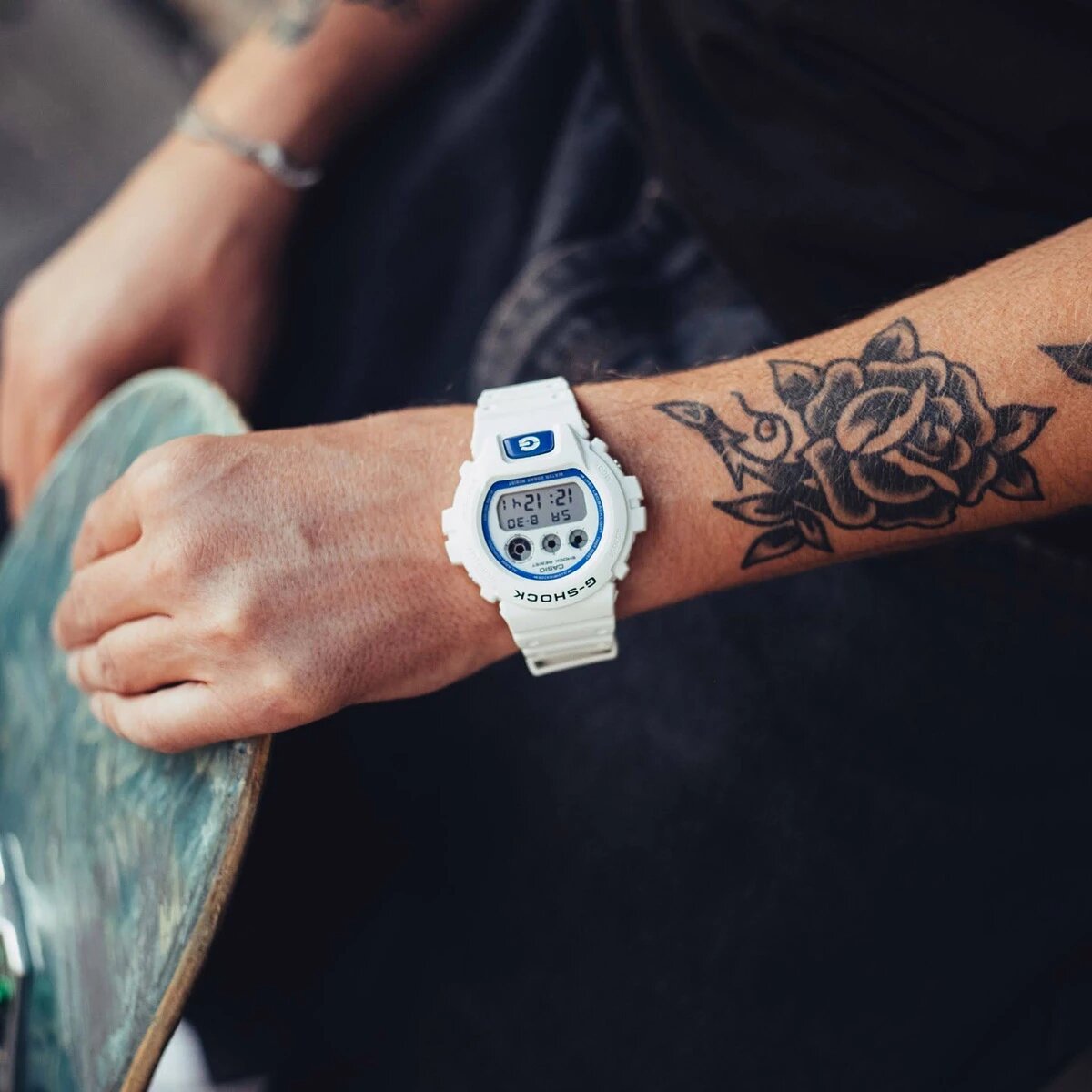 Цифровая модель G-Shock DW-6900HDS-7E подходит для спорта, отдыха. Ударопрочность и водонепроницаемость помогают выдерживать нагрузки