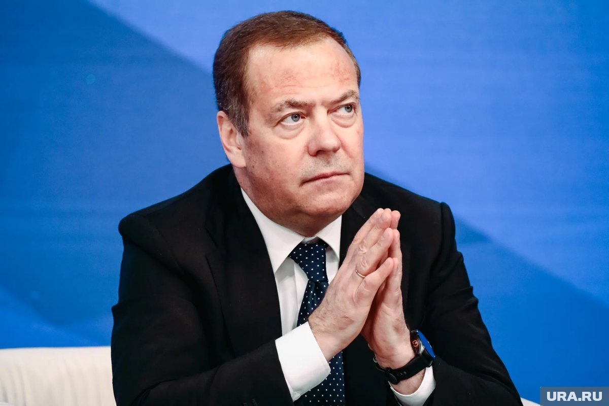     Медведев заявил, что замена Зеленскому будет легче идти на требования США