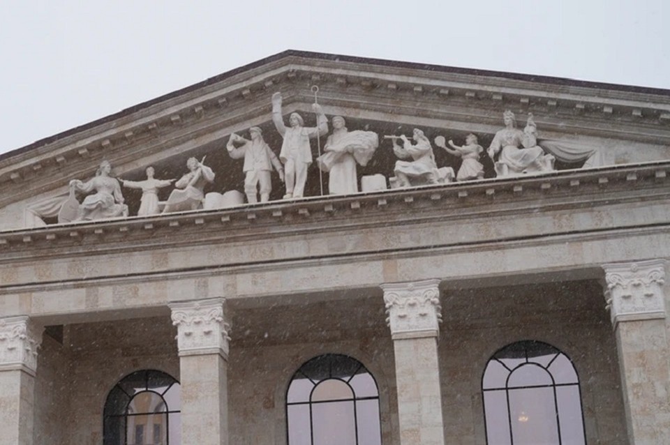    ВСУ предпринимают систематические попытки ударить по недавно восстановленному драматическому театру в Мариуполе Александр ИВАНОВ