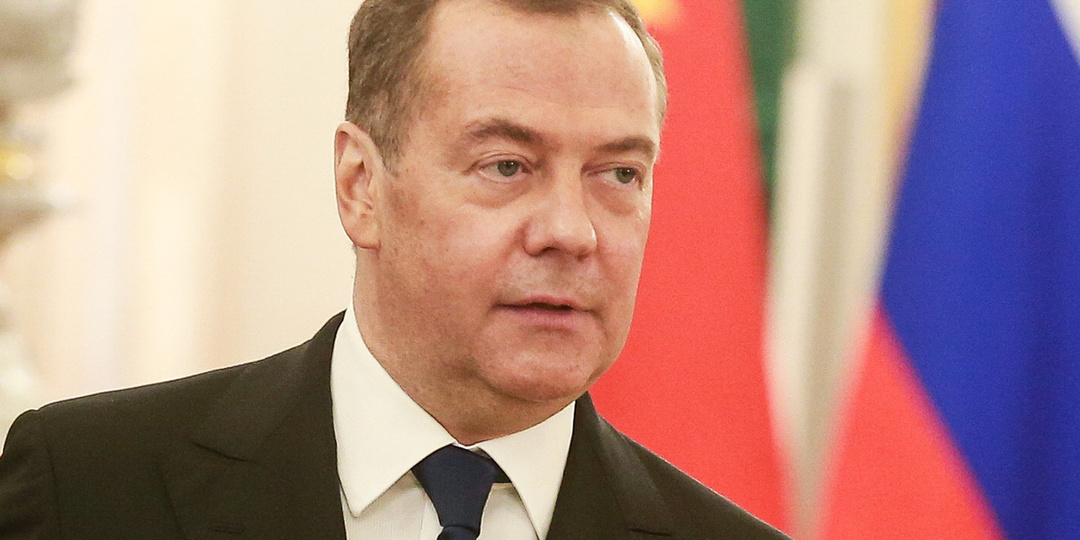 Медведев пояснил, почему Европа держится за Зеленского