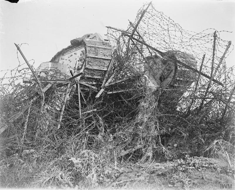 Прорвать эти укрепления было непросто даже на танке. Фотография от IWM, находится в свободном доступе.