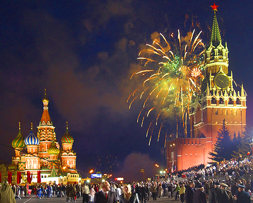 Праздничный салют на Красной площади в Москве 9 мая 2005 года в честь 60-летия Победы. 