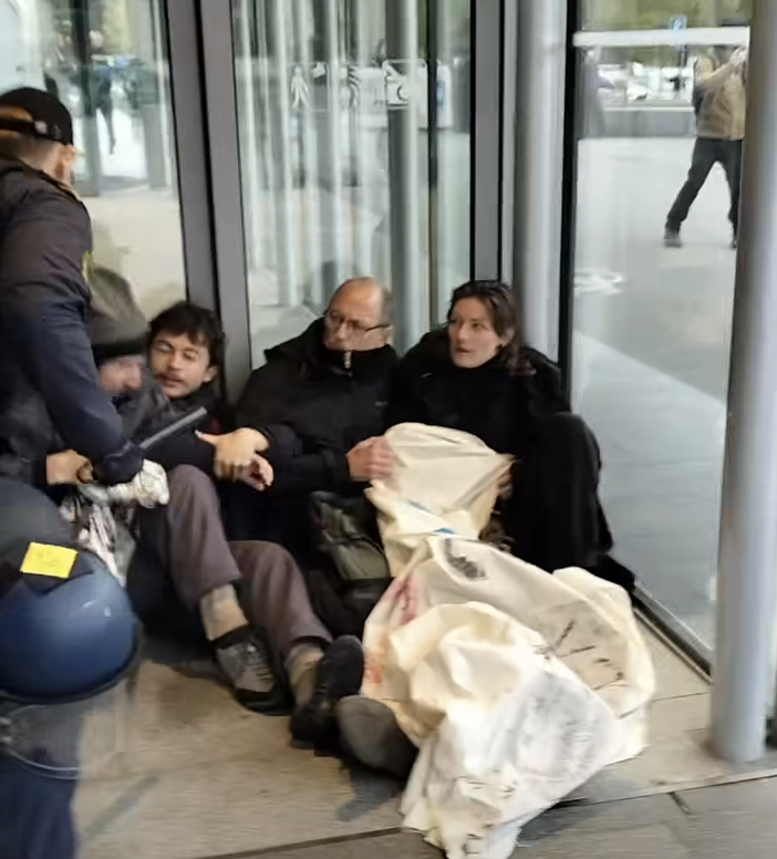 https://ekstrabladet.dk/nyheder/samfund/vilde-billeder-af-knippelsuppe-ved-maersk/11176722
