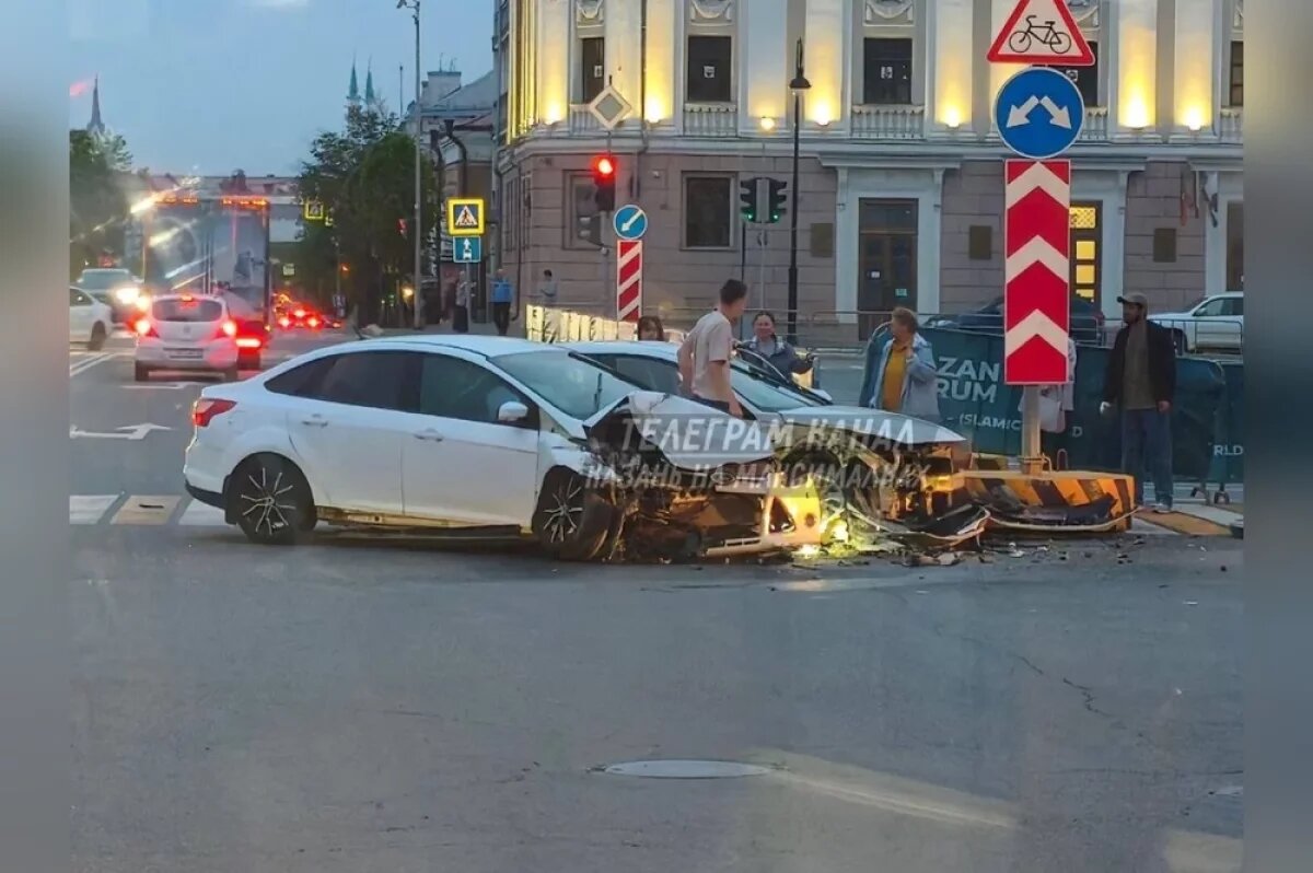    Два автомобиля — Hyundai Elantra и Ford — столкнулись на перекрёстке прямо у здания правительства Татарстана.