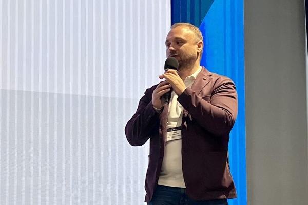 Пресс-кон­фе­рен­ция, пос­вя­щен­ная пре­зен­та­ции Astra Cloud пер­во­го в Рос­сии об­ла­ка на оте­чес­твен­ных про­цес­со­рах Baikal‑S. На фо­то: ге­нераль­ный ди­рек­тор АО "Бай­кал Элек­тро­никс" Ан­дрей Ев­до­кимов (фо­то ComNews)