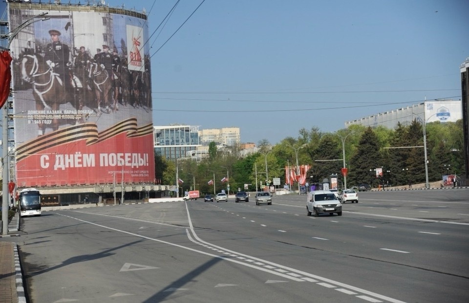    В Ростове до 1 июня уберут праздничные панно и флаги, установленные к 9 Мая. Дмитрий КУТЕПОВ