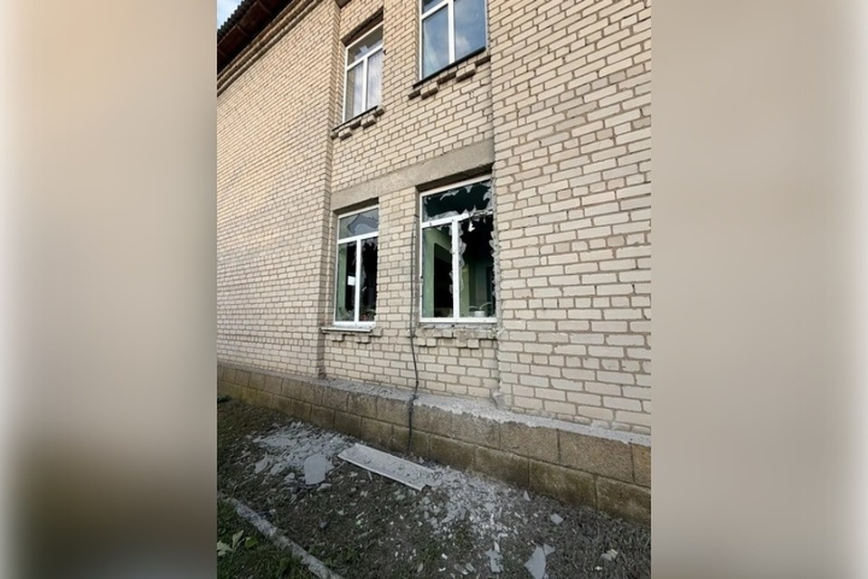    Здание администрации и дом повреждены обстрелами ВСУ. Фото: администрация Горностаевского округа