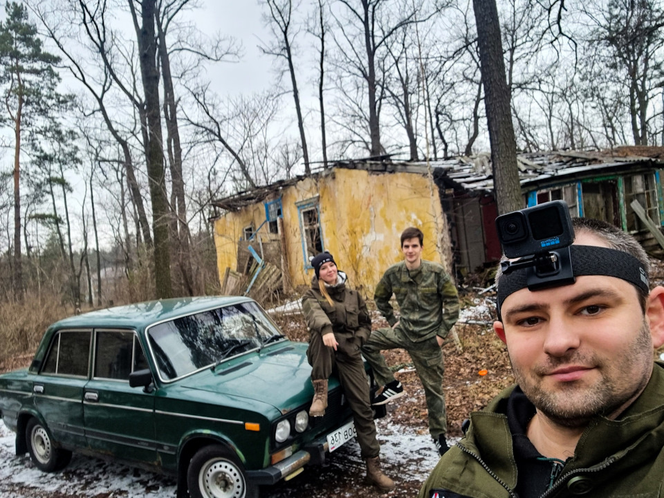 рядом с руинами