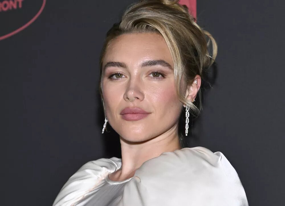    Флоренс Пью, Джей Ло и Милли Бобби Браун на презентации нового сезона Netflix