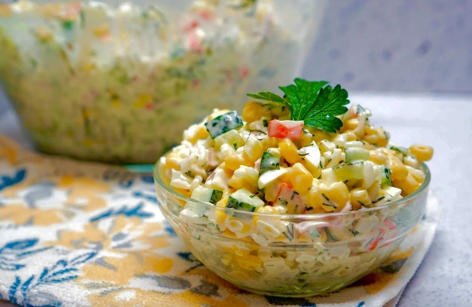 Салат с крабовыми палочками рисом и кукурузой.
