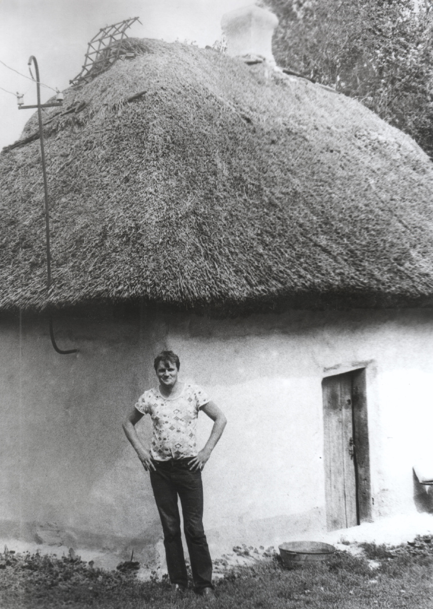 Фото: Мой отец, В. Г. Михайленко, 1982 год. Село Остаповка, родовая хата-мазанка семьи Михайленко.