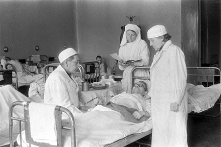 Главный врач Николай Бурденко в операционной. 1943 год. Фото: Шайхет Аркадий Самойлович