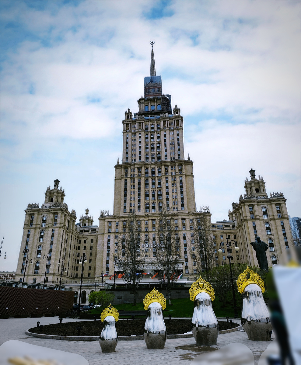 Последняя из семи сталинских высоток, бывшая гостиница "Украина". Увеличив фотографию можно прочитать и новое название отеля, и историческое. Его сохранили. Гостиницу приватизировали, отремонтировали. Сейчас она принадлежит группе Rаdisson, поэтому сменила название на "Hotel "Radisson Collection". Рядом с отелем на Москве-реке находится и причал флотилии Radisson.