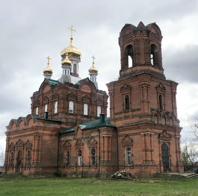 Так Никольская церковь выглядит сегодня - с новенькими позолоченными куполами.
