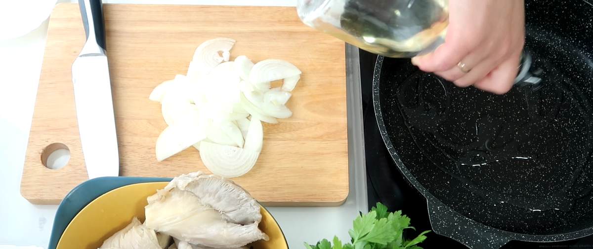 Лук нарезаем полукольцами