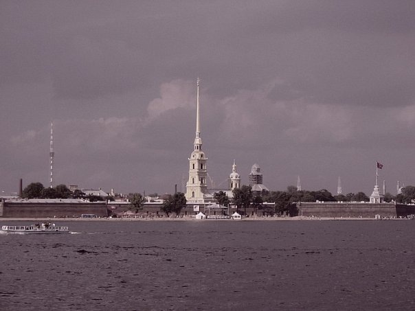Вид на Петропавловскую крепость со стороны Дворцовой набережной (от Зимнего); (с) фото автора, 2005г