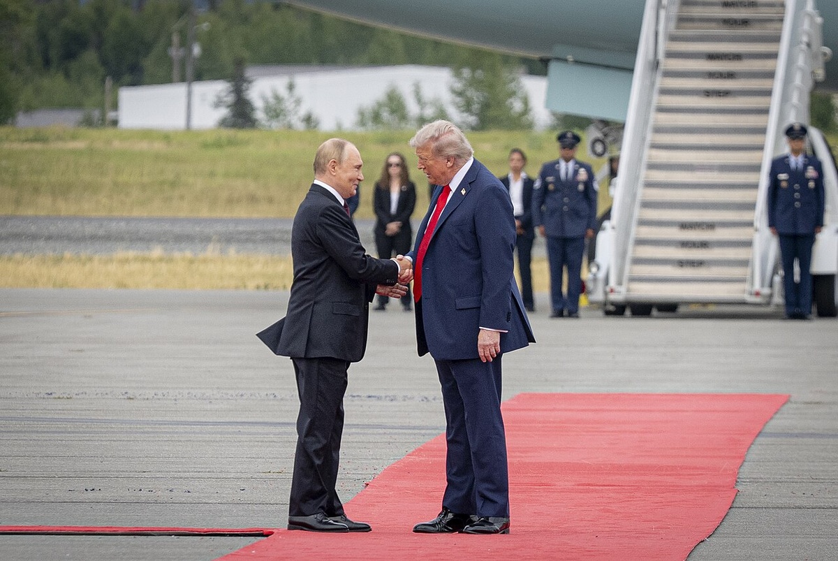 Рукопожатие Путина и Трампа на красной ковровой дорожке. Анкоридж, 2025. 
