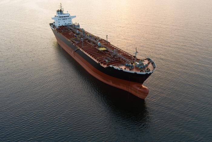 Нефтяной танкер в море. Обложка © Shutterstock / FOTODOM / Dmitri T