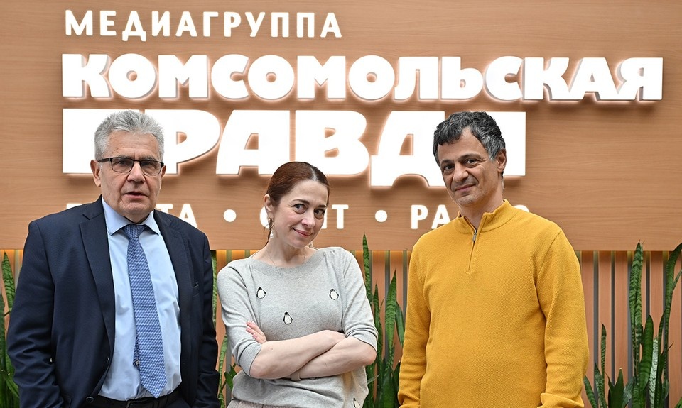    Академик РАН Александр Сергеев, радиожурналист Мария Баченина и гость радиопередачи "Время науки" химик, материаловед профессор РАН Артем Оганов Иван МАКЕЕВ