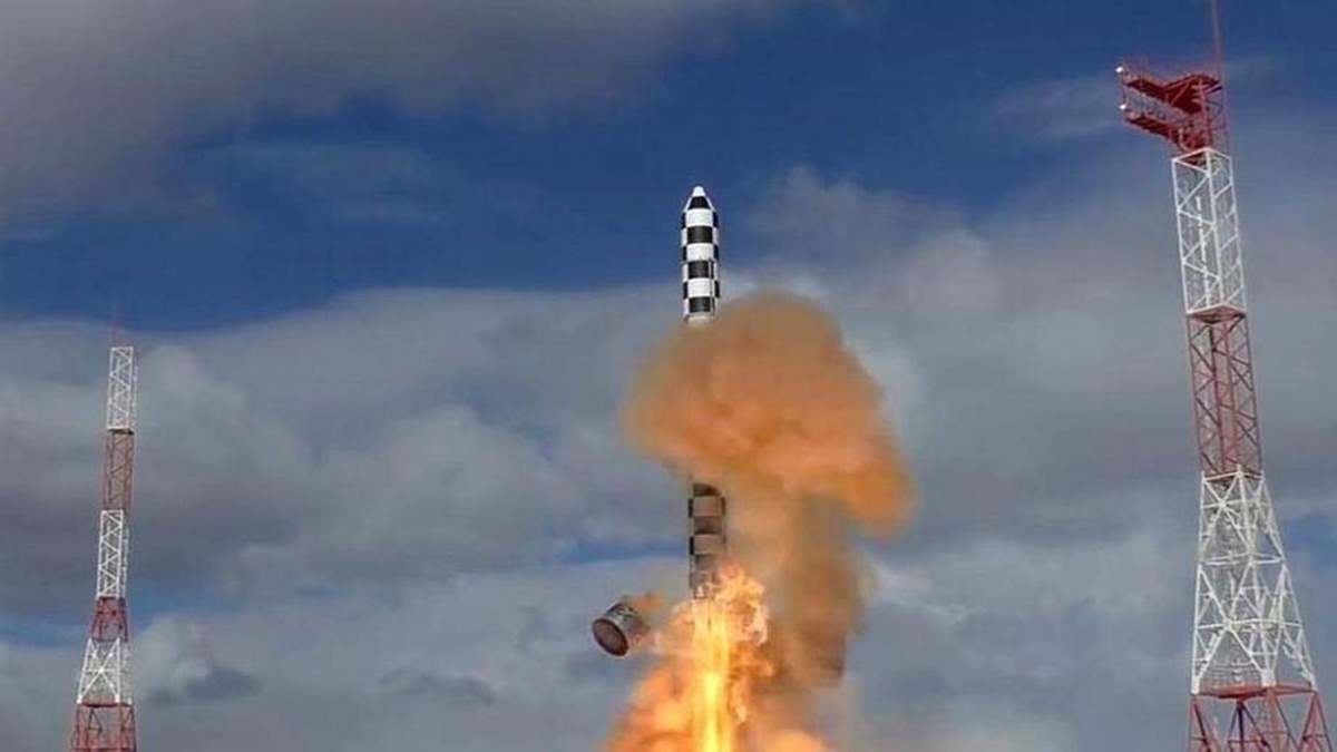 На фотографии: ракета РС-28 «Сармат» может лететь как через Северный полюс, так и через Южный, где почти нет защитных систем ПРО или батареи THAAD. Источник фото: https://dzen.ru/a/Z0RhINPmX0GzBzMq