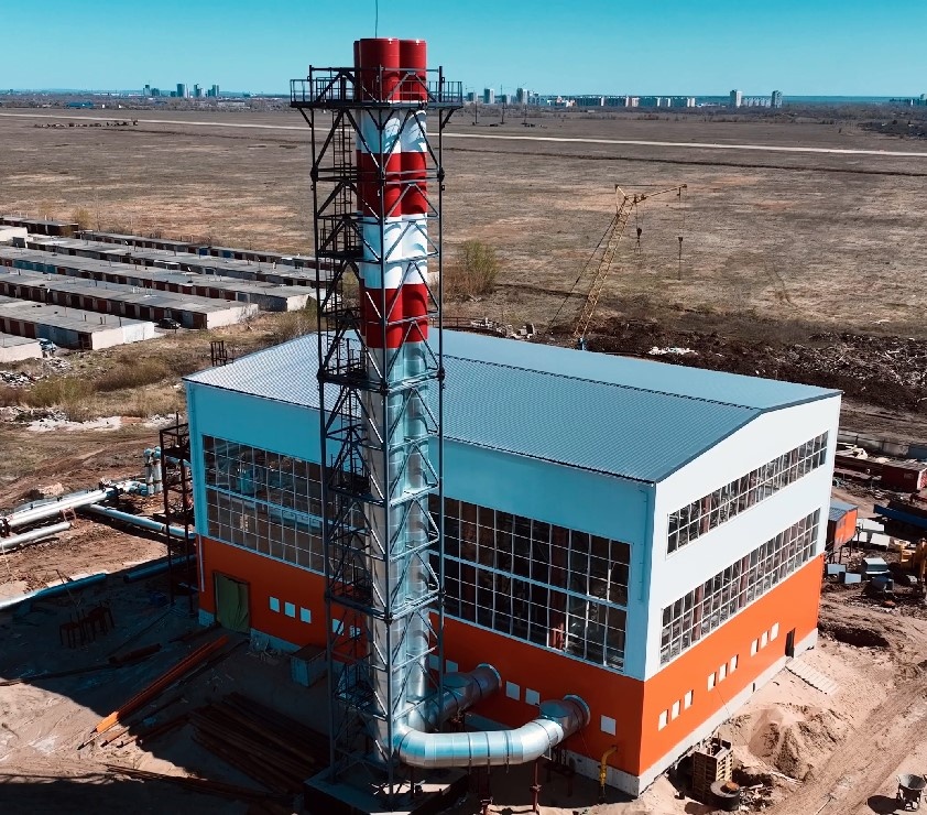 Модернизация котельной в Самаре, установка ферменной дымовой трубы высотой 45 метров, материал газоотводящих стволов - нержавеющая сталь. Производитель Уральский завод дымоходов "Модуль" 