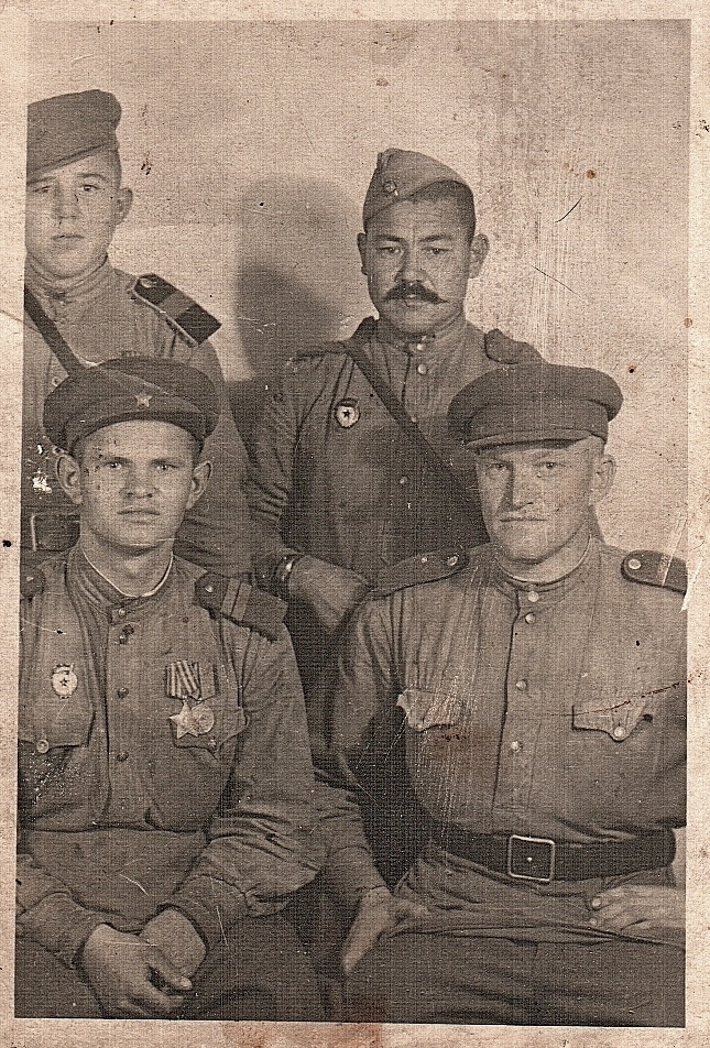 1945 г. На заднем плане слева Токарев Трофим Матвеевич среди боевых товарищей