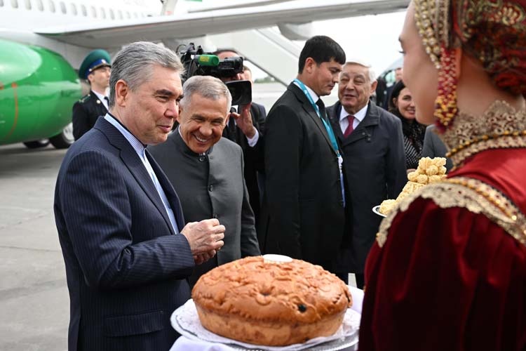    Национальный лидер туркменского народа, председатель халк маслахаты Туркменистана Гурбангулы Бердымухамедов — уже традиционный участник саммита «Россия – исламский мир: KazanForum».   
Фото: rais.tatarstan.ru